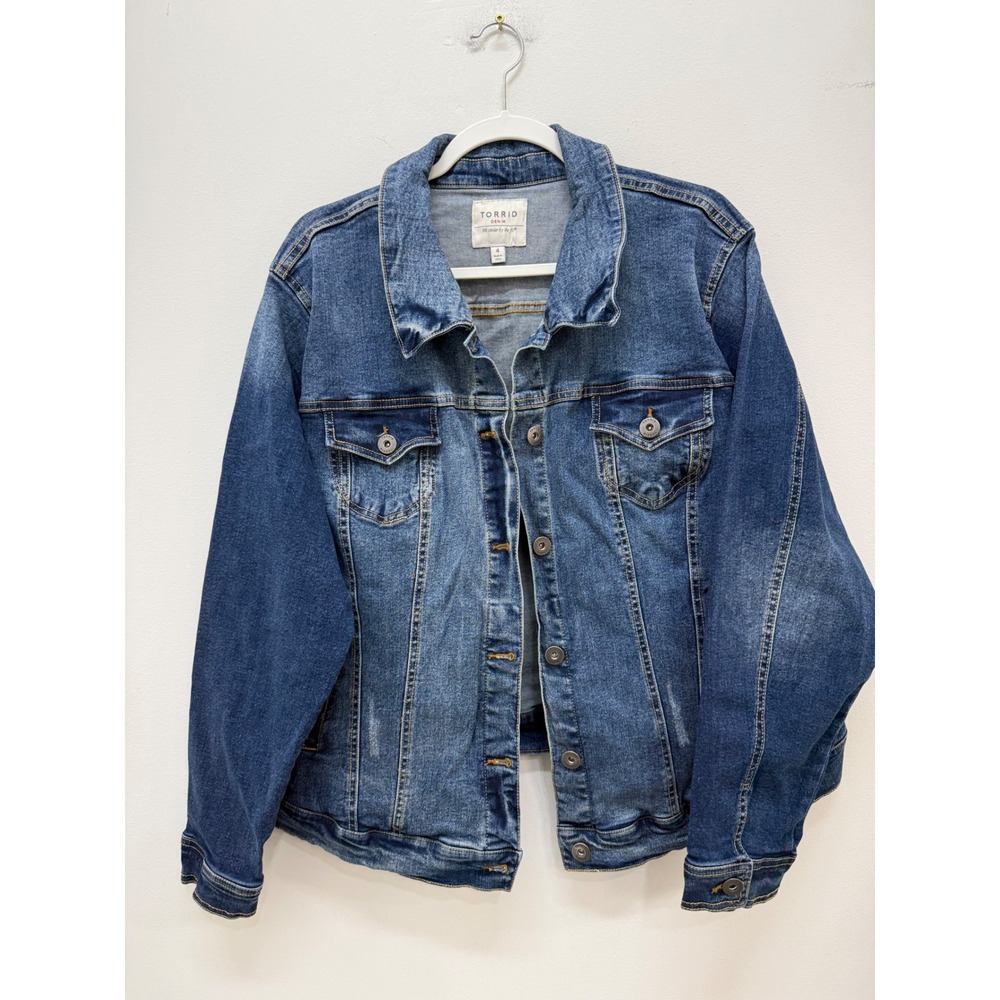Torrid Denim Jacket 4 Medium Wash Stretch Cotton Trucker Distressed